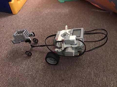 Third experimental set-up that shows the wheels with tires on a carpeted surface.